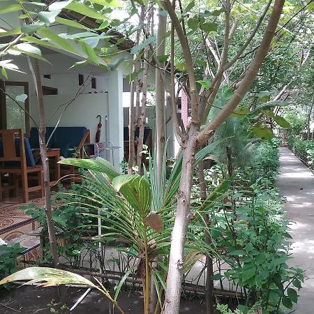 Putri Homestay กิลิเมโน ภายนอก รูปภาพ