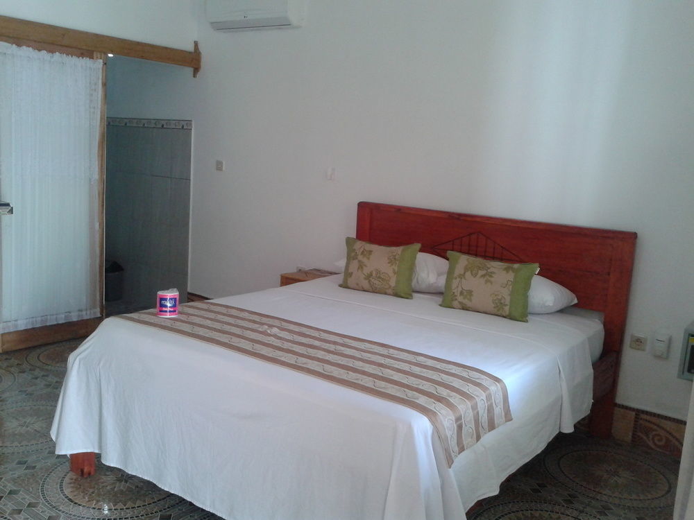 Putri Homestay กิลิเมโน ภายนอก รูปภาพ