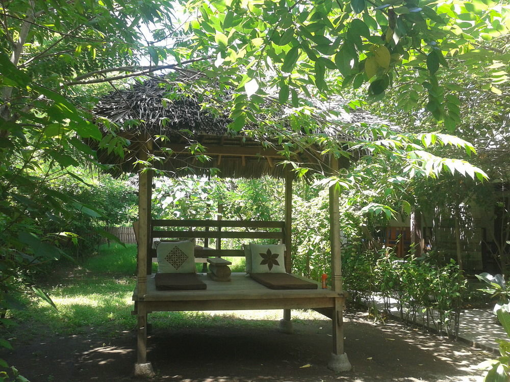 Putri Homestay กิลิเมโน ภายนอก รูปภาพ